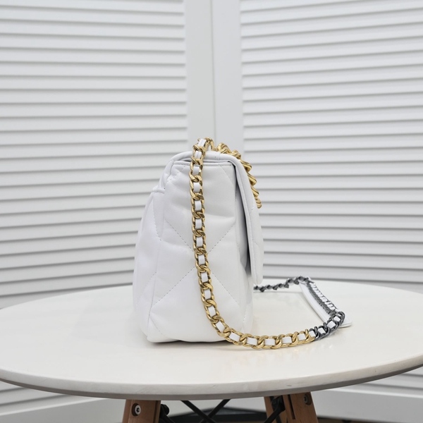 シャネルバッグ背面デザイン